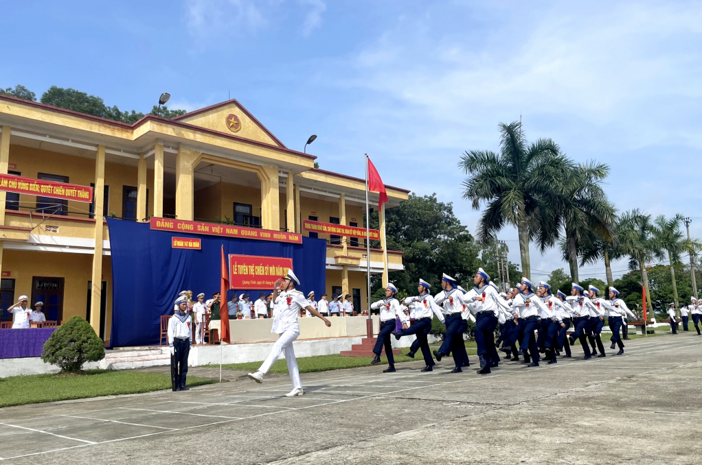 Duyệt đội ngũ trong Lễ tuyên thệ.