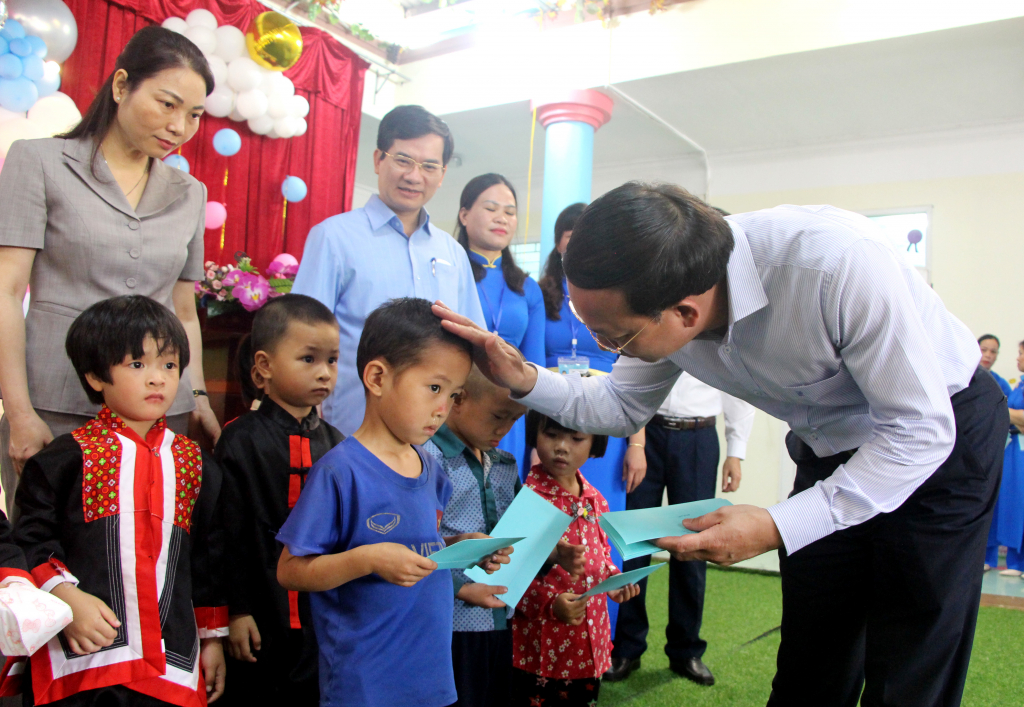 Đồng chí Bí thư Tỉnh ủy tặng quà cho các trẻ có hoàn cảnh khó khăn của Trường Mầm non Đồng Tâm.