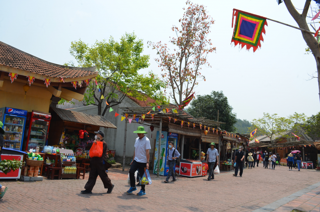 Du khách tham quan, mua sắm tại làng Nương, khu nghỉ dưỡng Legacy Yên Tử (TP Uông Bí)