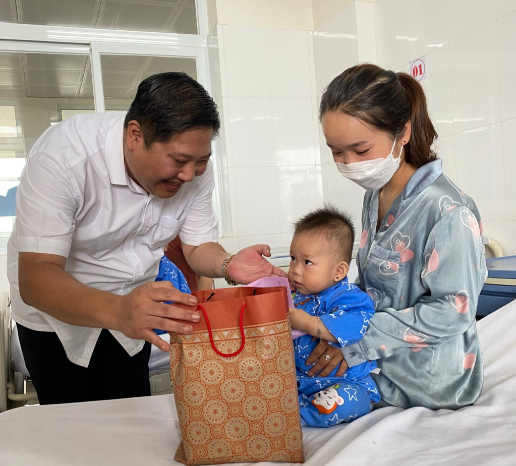 Đoàn thăm tặng quà các bệnh nhi tại Trung tâm y tế Hải Hà.
