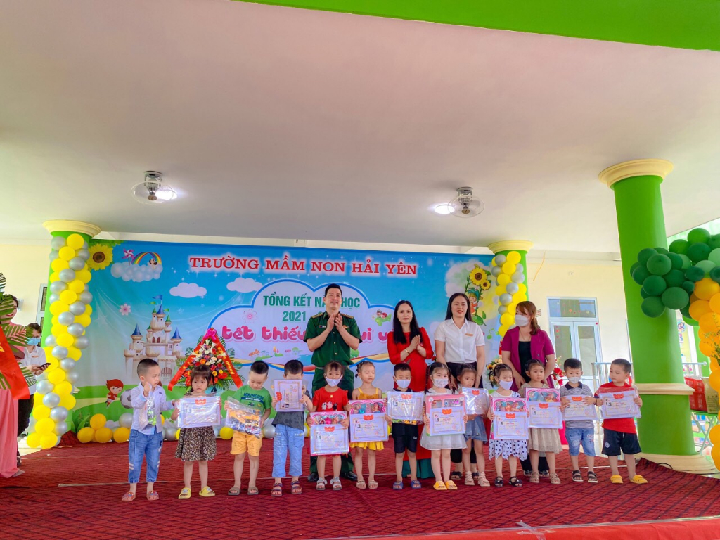 Lãnh đạo Đồn Biên phòng Bắc Sơn tặng quà cho các cháu học sinh Trường mần non Hải Yên
