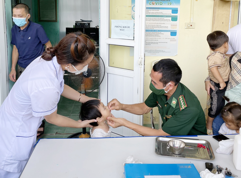 Cán bộ quân y Đồn BP Bắc Sơn và cán bộ trạm y tế xã Bấc Sơn cho trẻ em trên địa bàn uống Vitamin A