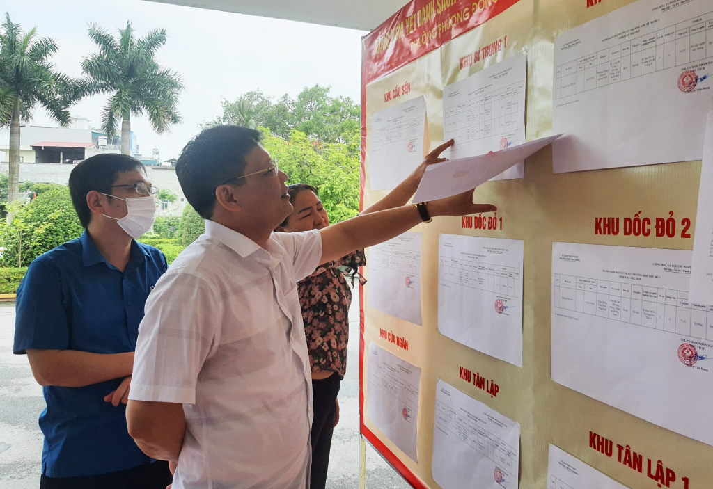 Bí thư Thành ủy Uông Bí Nghiêm Xuân Cường kiểm tra công tác chuẩn bị bầu trưởng thôn, khu phố nhiệm kỳ 2022 - 2025 trên địa bàn phường Phương Đông.