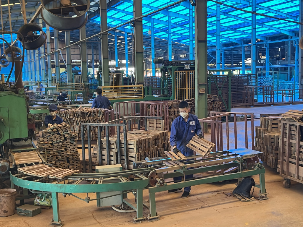 Người lao động Công ty CP Gạch ngói Đất Việt tích cực thi đua lao động sản xuất.