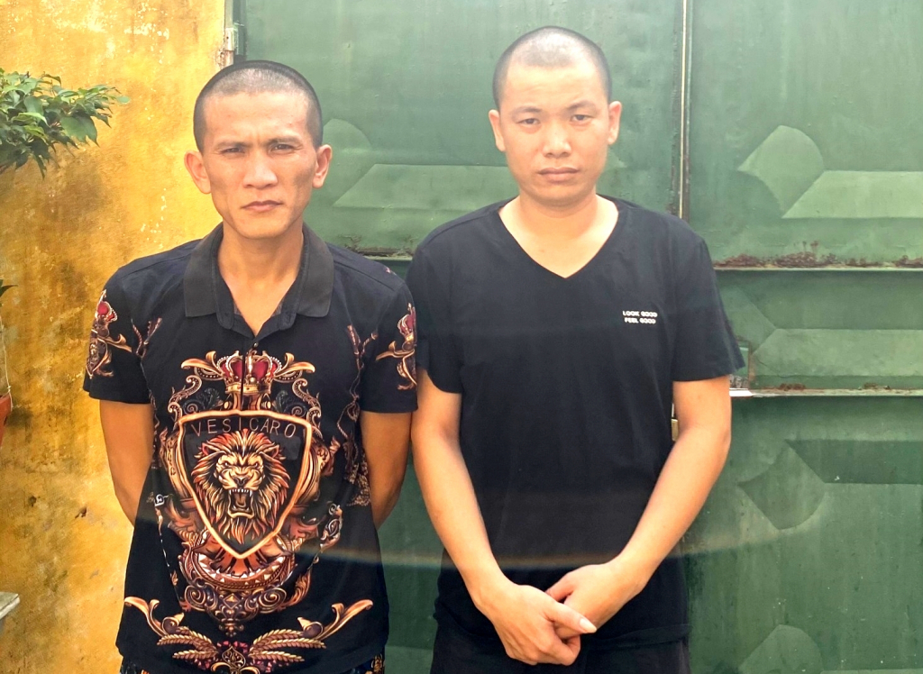 Hai đối tượng: Vũ Hoàng Anh và Nguyễn Thanh Tấn tại Cơ quan Công an.