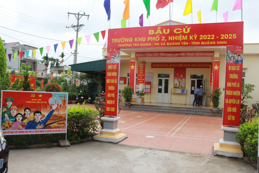 Điểm bầu cử thôn Chè Phạ, xã Đồng Tâm, huyện Bình Liêu được trang trí khánh tiết nổi bật.