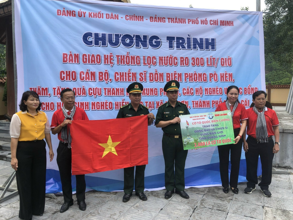 Đoàn tặng 2.000 lá cờ Tổ quốc cho nhân dân khu vực biên giới xã Hải Sơn
