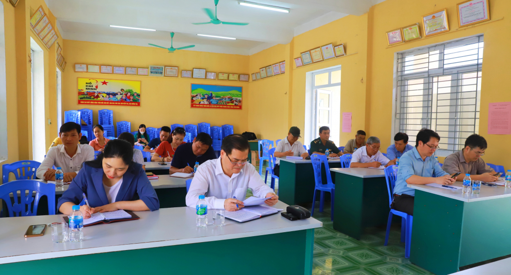 Phó chủ tịch UBND tỉnh dự sinh hoạt chi bộ tại thôn Cửa Khẩu; kiểm tra công tác chuẩn bị bầu cử trên địa bàn xã Hoành Mô, huyện Bình Liêu.