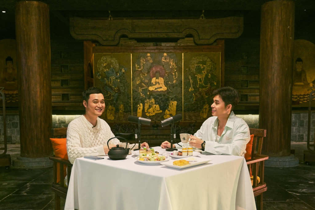 Ca sĩ Quang Vinh và Jun Phạm trải nghiệm, quảng bá cho khu nghỉ dưỡng Legacy Yên Tử.