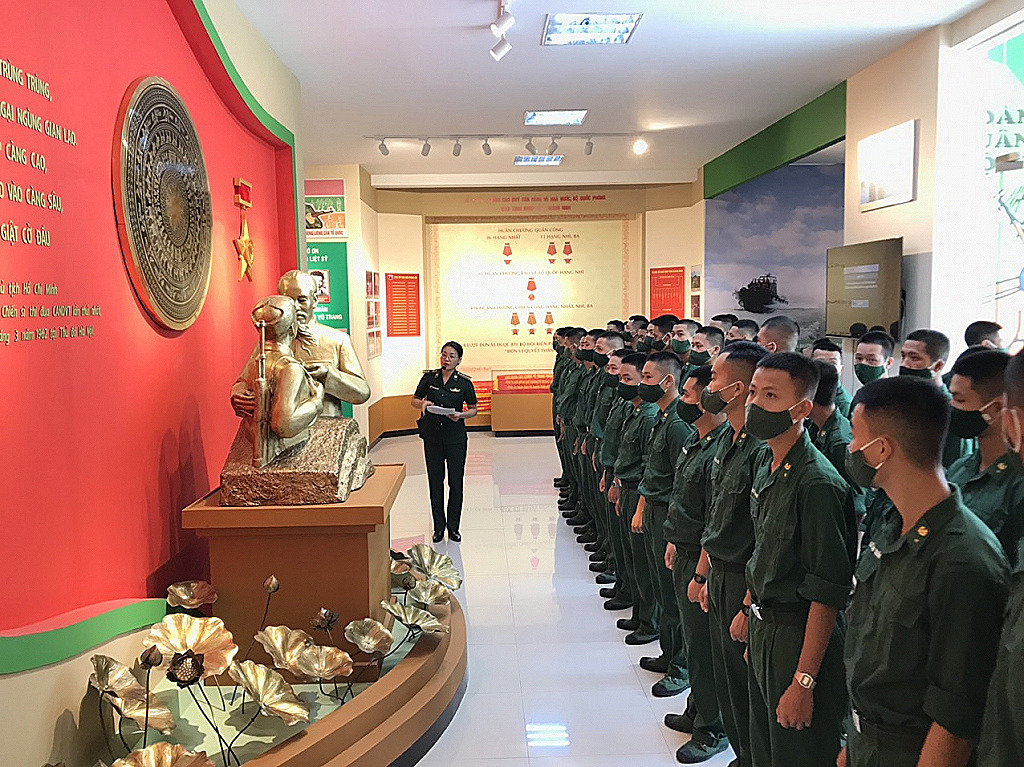  Các chiến sĩ mới tham quan Nhà truyền thống Bộ Chỉ huy BĐBP tỉnh Quảng Ninh. 