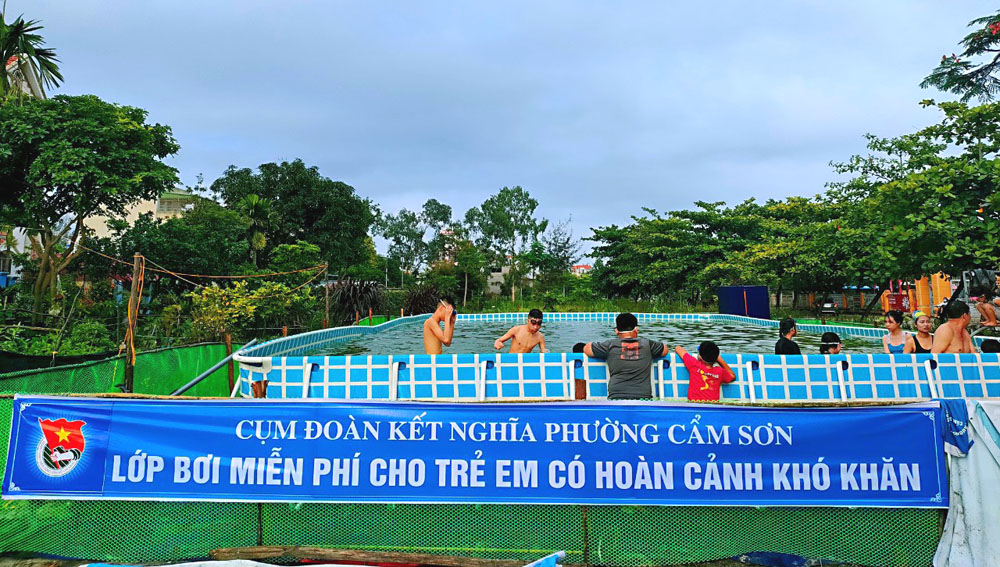 Lớp bơi miễn phí cho trẻ em hoàn cảnh khó khăn do ĐTN tổ chức ở phường Cẩm Sơn, TP Cẩm Phả