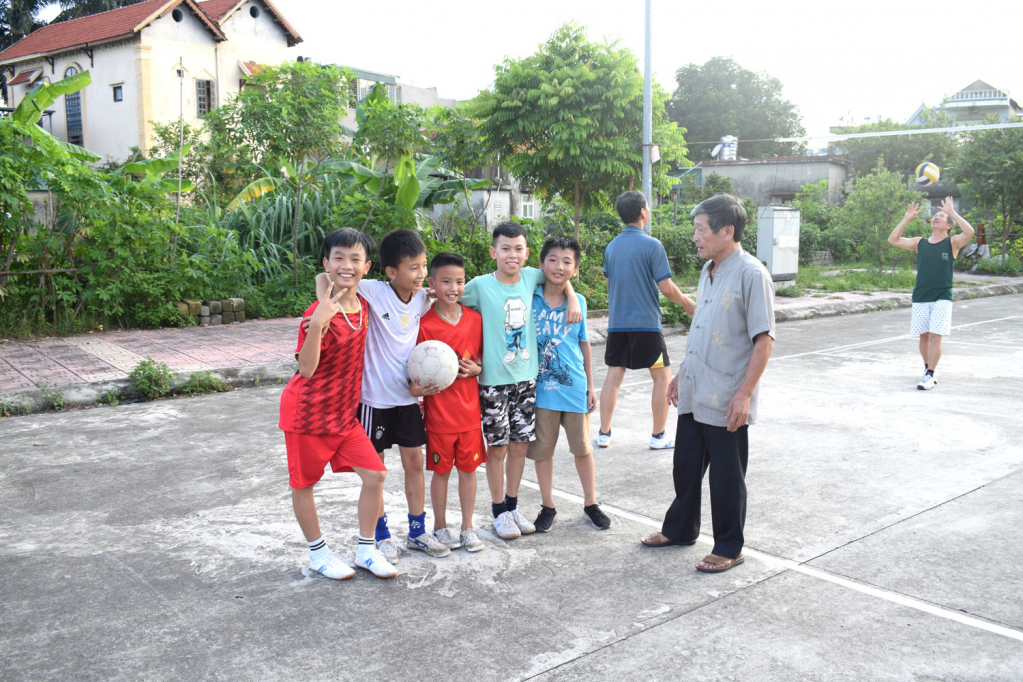 Lãnh đạo và người dân khu phố Hòn Một, phường Cẩm Bình, TP Cẩm Phả luôn cố gắng tạo sân chơi cho trẻ em vào dịp nghỉ hè