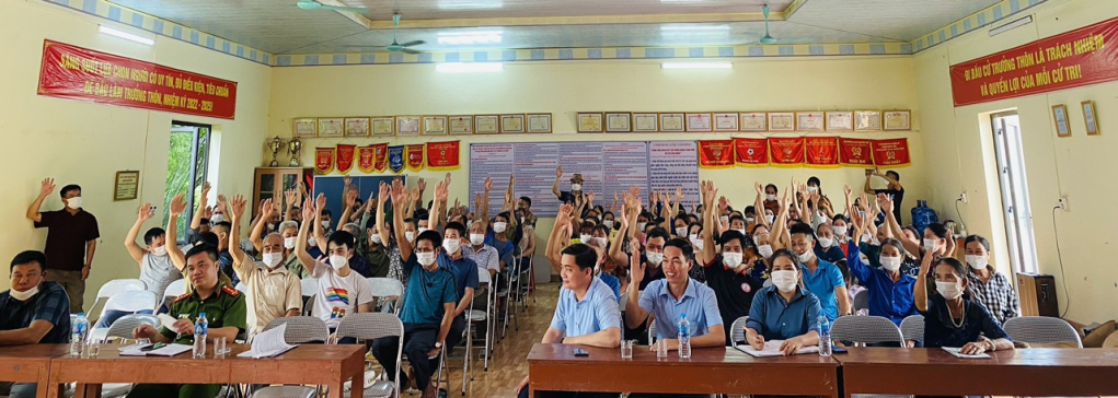 Một điểm bỏ phiếu bằng hình thức giơ tay trên địa bàn huyện Tiên Yên.