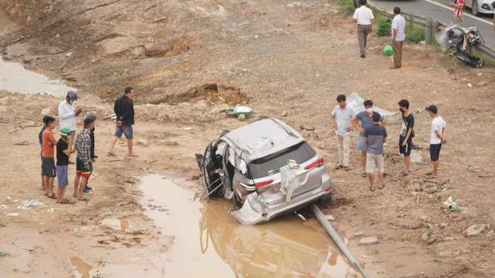 Xe Fortuner bẹp rúm, văng khỏi Đại lộ Thăng Long sau va chạm với xe Lexus 7