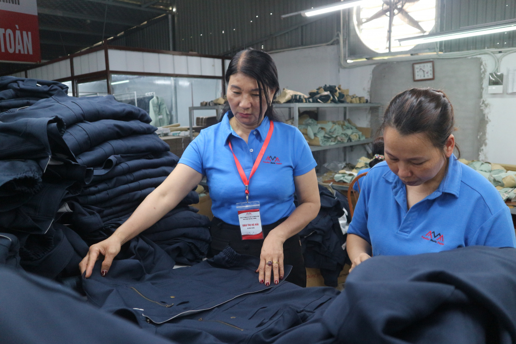 Chị Đào Thị Hà Hải hướng dẫn tay nghề cho công nhân tại Công ty TNHH Sản xuất và