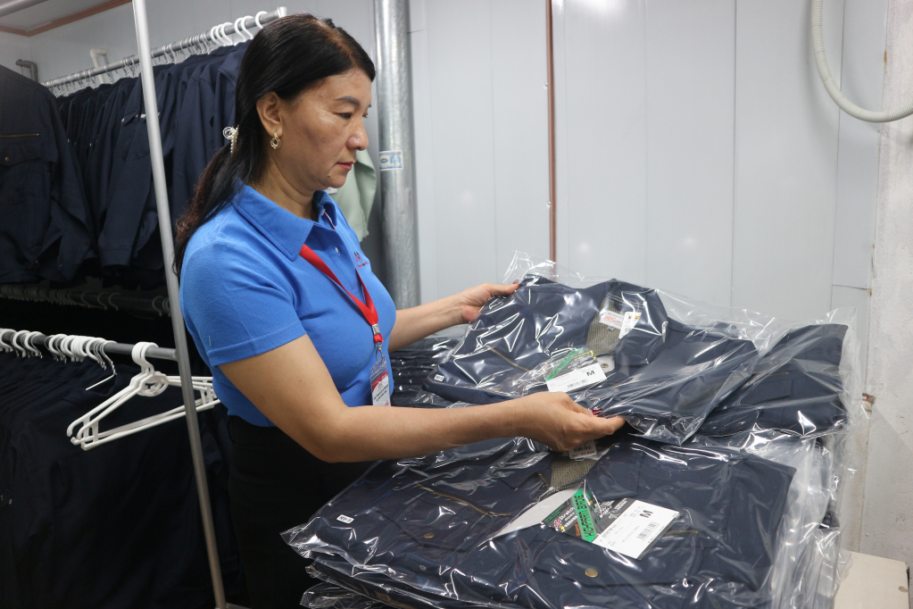 Chị Đào Thị Hà Hải kiểm tra các sản phẩm đã hoàn thành để kịp tiến độ giao hàng.