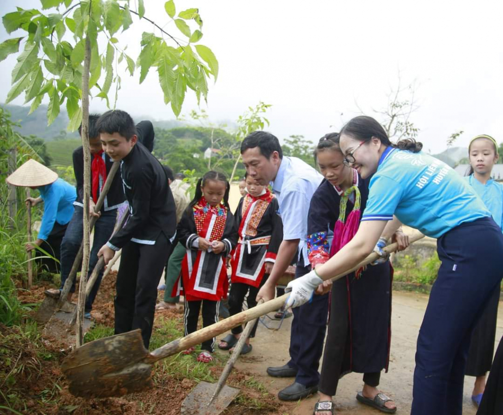 Hội LHPN huyện Tiên Yên phối hợp Phòng GD-ĐT huyện hỗ trợ thôn Khe Lẹ, xã Đại Dực xây dựng tuyến đường hoa từ nguồn kinh phí tái chế rải thựa nhựa.