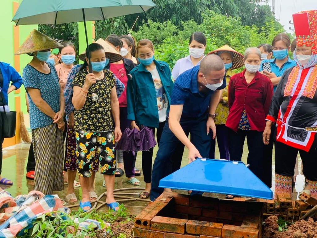 Hội LHPN xã Quảng Lâm (huyện Đầm Hà) tập huấn mô hình ủ rác hữu cơ thành phân vi sinh hội viên phụ nữ trên địa bàn.