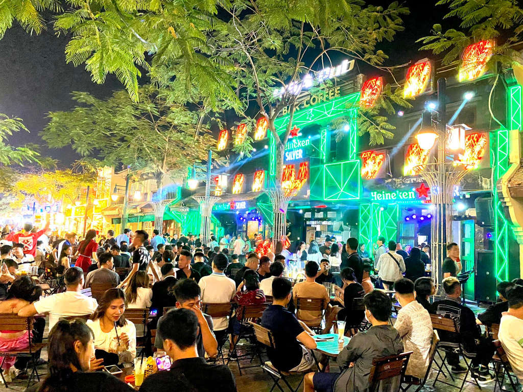 Các quán bar, pub tại phố đi bộ Bãi Cháy (TP Hạ Long) thu hút đông du khách.