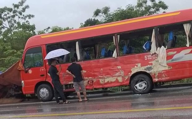 Hai xe khach va cham tren cao toc Noi Bai-Lao Cai, 6 nguoi thuong vong hinh anh 1