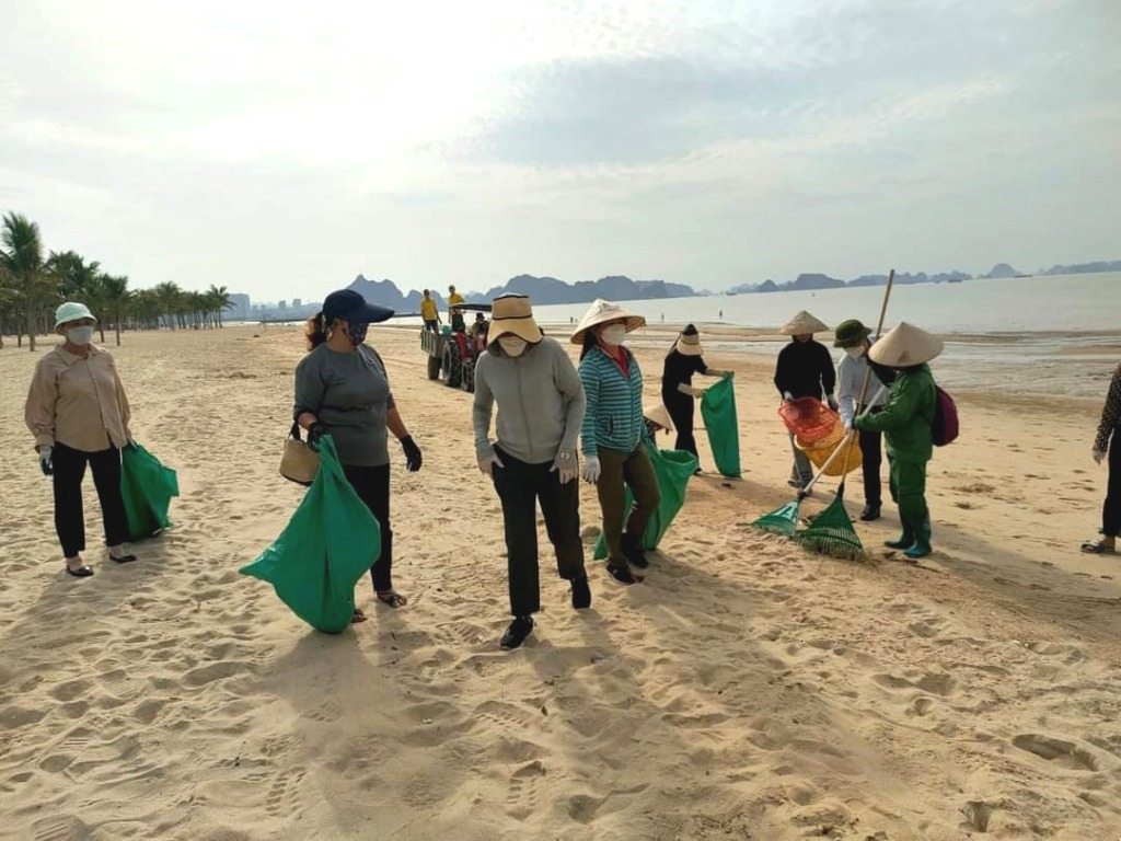 Cán bộ, hội viên Hội LHPN thành phố Hạ Long tham gia Chương trình hãy làm sạch Biển
