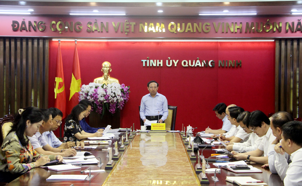 Đồng chí Nguyễn Xuân Ký, Ủy viên Trung ương Đảng, Bí thư Tỉnh ủy, Chủ tịch HĐND tỉnh, chủ trì cuộc họp giao ban.