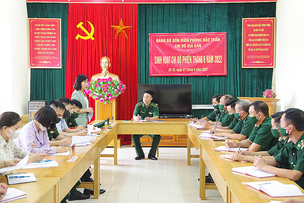 Đồng chí Phạm Thùy Dương, Phó Trưởng Ban Tuyên giáo Tỉnh ủy phát biểu tại buổi sinh hoạt.