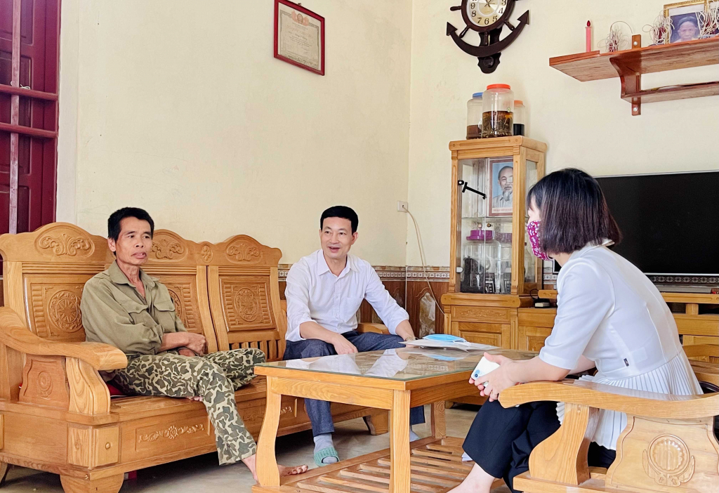 Cán bộ dân số huyện Ba Chẽ tư vấn hộ gia đình về các chính sách DS-KHHGĐ cho người dân tại xã Lương Mông.