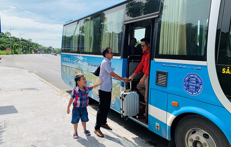 Xe buýt miễn phí Hạ Long - sân bay Vân Đồn đón khách ở điểm cây xăng dầu Hà Khẩu số 58.