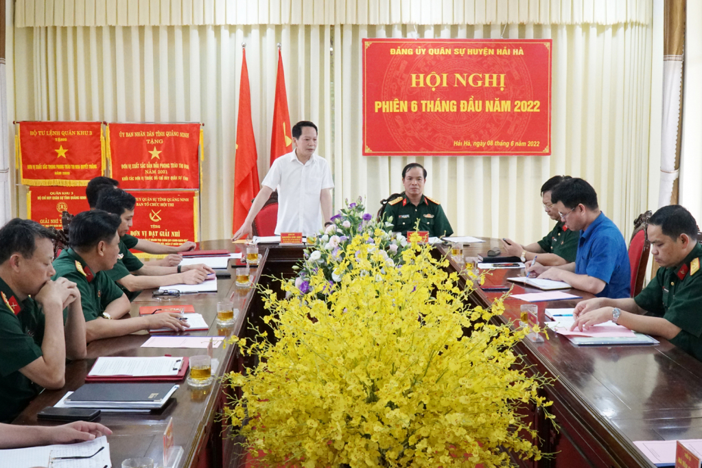 Đồng chí Nguyễn Kim Anh, Tỉnh ủy viên, Bí thư Huyện ủy, Bí thư Đảng ủy Quân sự huyện Hải Hà, chủ trì Hội nghị Đảng ủy Quân sự huyện Hải Hà phiên 6 tháng đầu năm 2022.