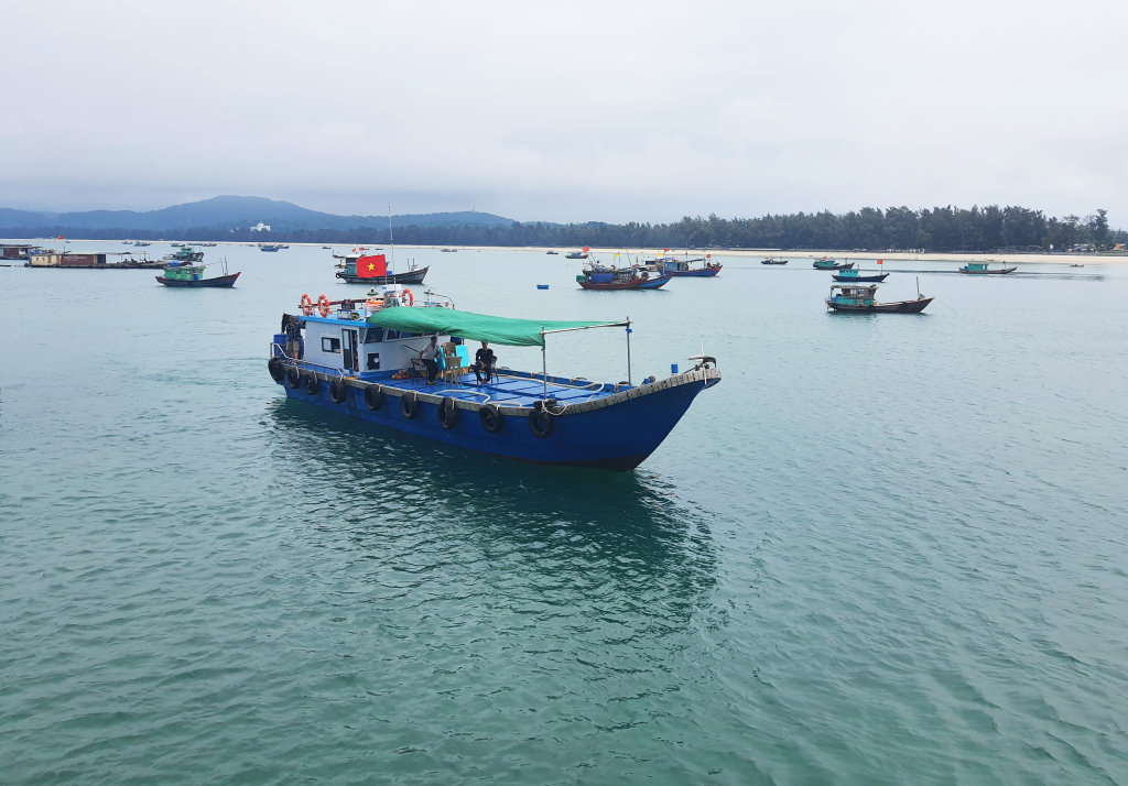 Chiếc tàu thu mua hải sản của anh Lê Bá Tùng, khu 4, thị trấn Cô Tô có thiết kế hiện đại, vật liệu composite, thân thiện với môi trường.