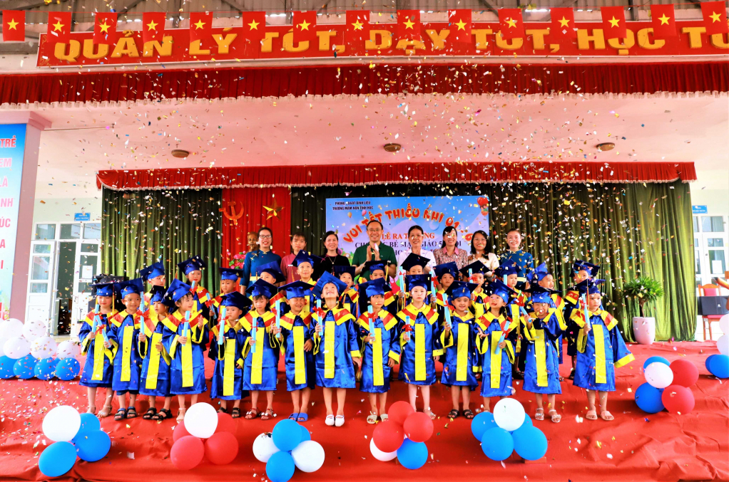 ồng chí Dương Mạnh Cường, Bí thư Huyện ủy  đến thăm, tặng quà và chúc mừng ngày Quốc tế Thiếu nhi 1/6 tại trường Mầm non Tình Húc (thị trấn Bình Liêu). Ảnh: Hoàng Gái