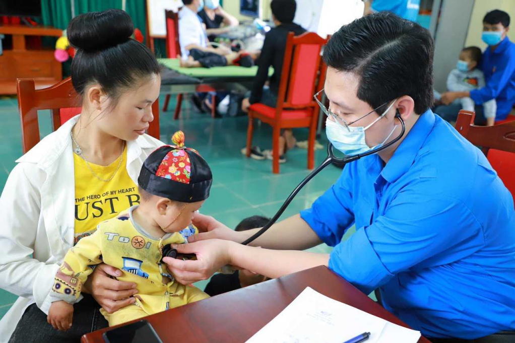 Đoàn thanh niên Sở y tế Quảng Ninh tổ chức khám bệnh tình nguyện, tư vấn sức khỏe và cấp phát thuốc miễn phí cho trẻ em xã Đồng Văn tháng 5/2022.