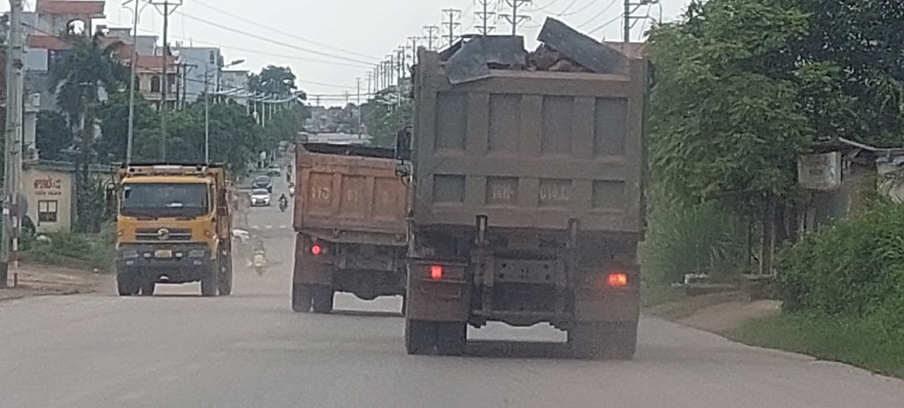 Xe tải vận chuyển đất trên QL18A trên địa bàn TP Móng Cái