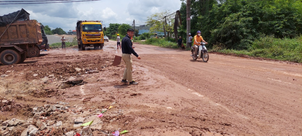 Xe tải chở đất vào dự án 