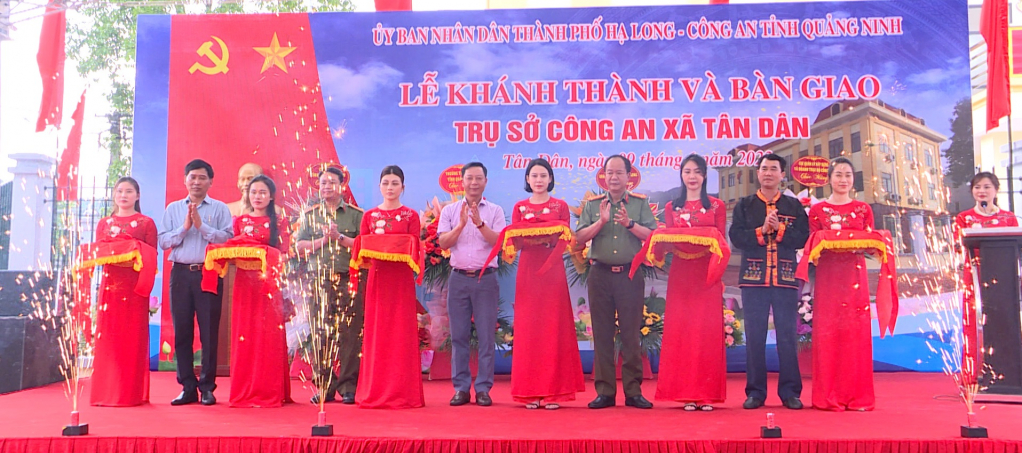 PCT HĐND Tỉnh Lê Văn Ánh và các đại biểu cắt băng khánh thành trụ sở Công an xã Tân Dân, TP Hạ Long.