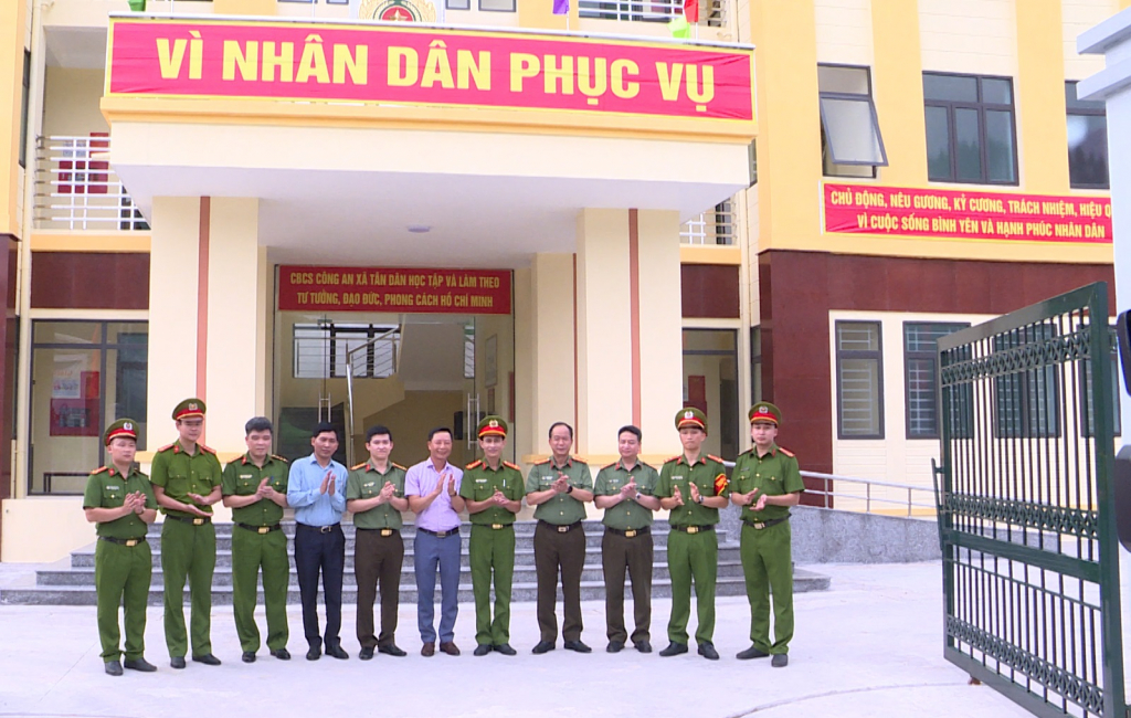 Đồng chí Lê Văn Ánh PCT HĐND Tỉnh và các đại biểu chụp ảnh lưu niệm cùng CBCS Công an xã Tân Dân, TP Hạ Long.