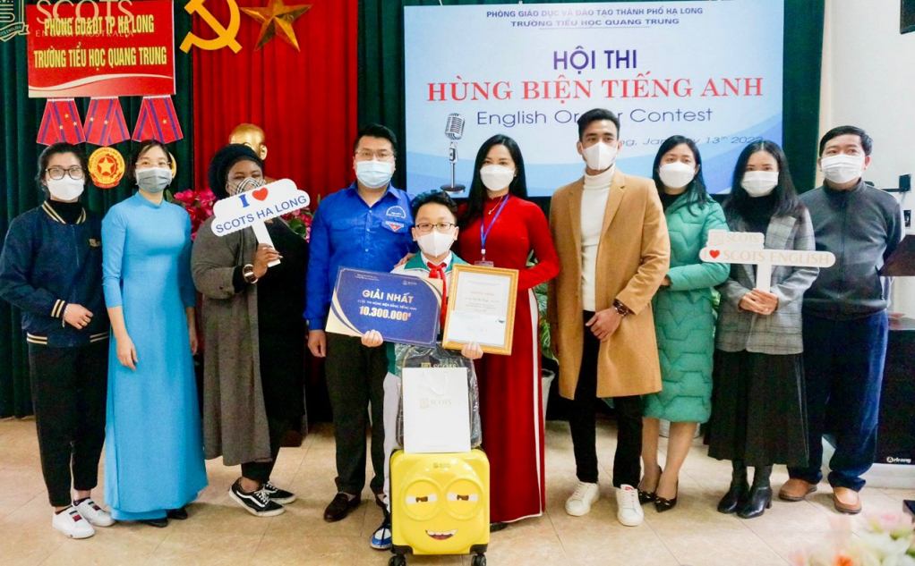 Cù Thế Tùng đạt giải nhất cuộc thi Hùng biện Tiếng Anh do trường Tiểu học Quang Trung tổ chức tháng 1/2022.