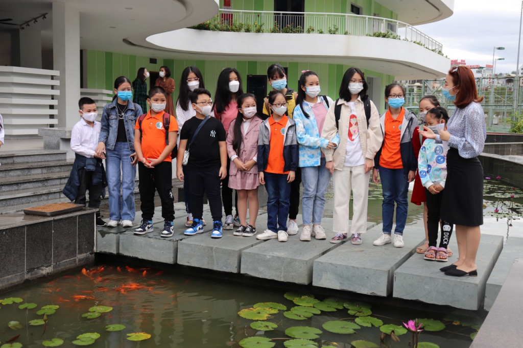 Cù Thế Tùng tham gia sinh hoạt CLB Phóng viên nhỏ tại Cung Văn hóa thanh thiếu nhi tỉnh.