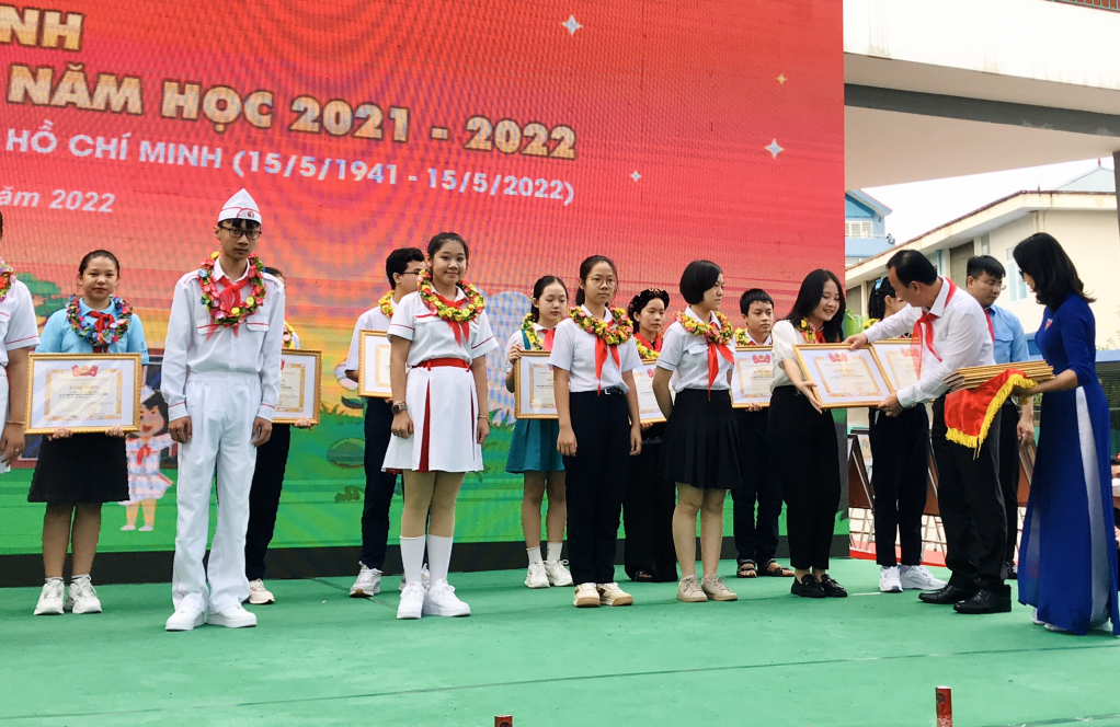 Phạm Minh Ánh nhận giải thưởng Kim Đồng năm học 2021-2022.