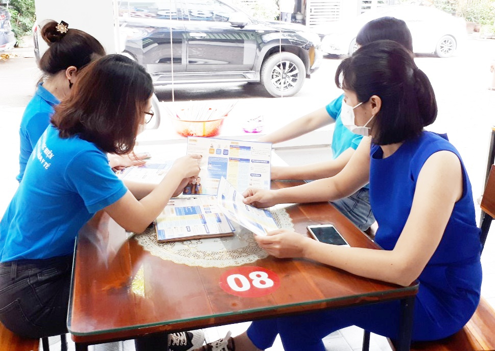 Cán bộ BHXH tỉnh tuyên truyền người dân khu 8 (phường Hồng Hải, TP Hạ Long) về chính sách BHXH tự nguyện.