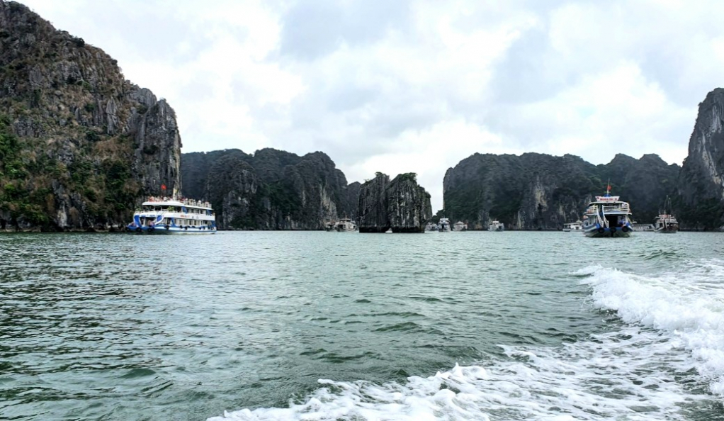 Những con tàu nối đuôi nhau đưa khách tham quan Vịnh Hạ Long, sáng 4/6/2022.
