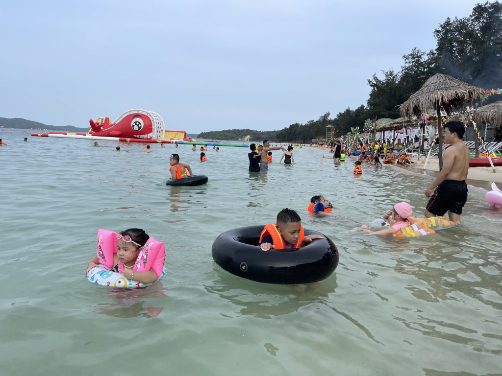 Du lịch hè năm 2022, các bãi tắm Cô Tô thu hút đông đảo du khách.