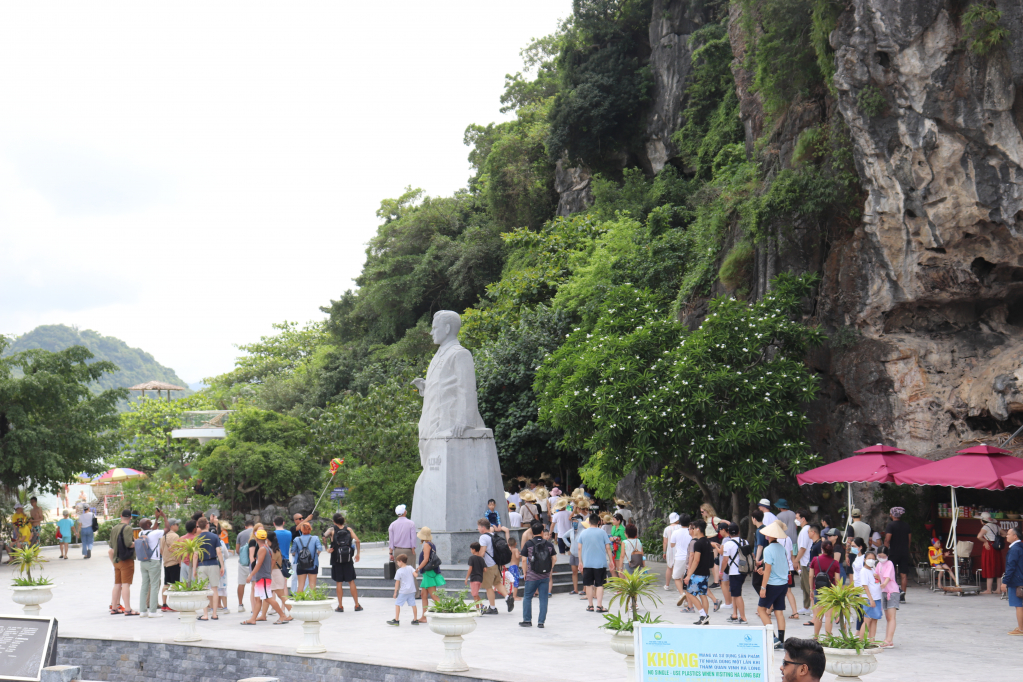 Du khách tham quan đảo Ti Tốp trên Vịnh Hạ Long.