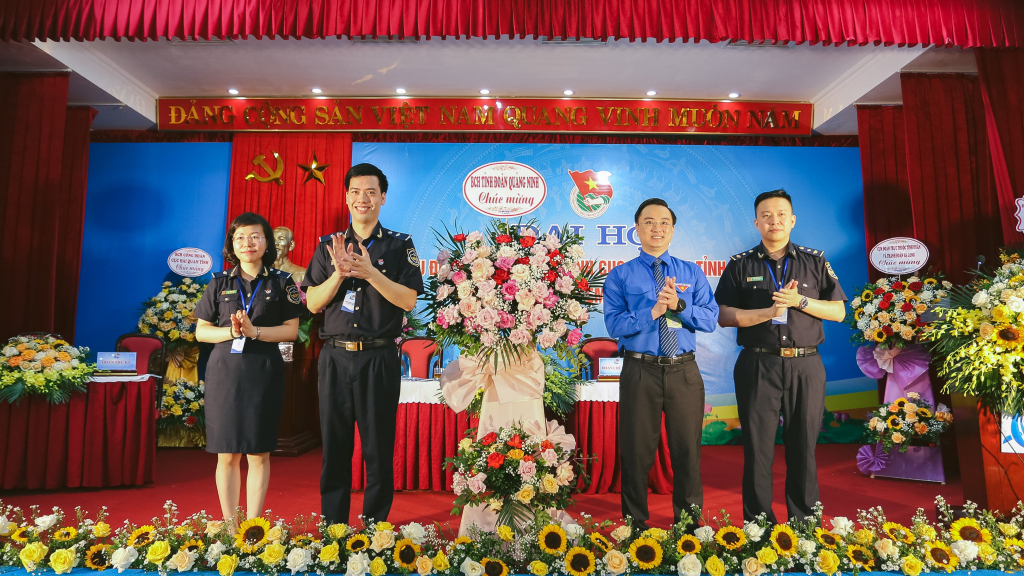Đồng chí Hoàng Văn Hải tặng hoa chúc mừng Đại hội Đoàn TNCS Hồ Chí Minh Cục Hải quan tỉnh Quảng Ninh.