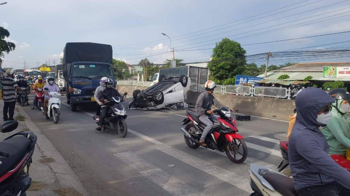 Ô tô đâm dải phân cách rồi lật ngửa, 5 người bò ra ngoài kêu cứu 1