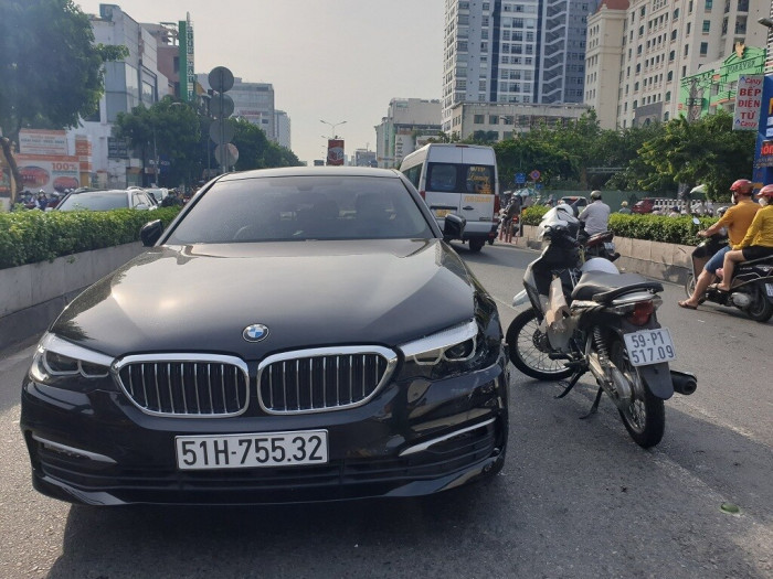 Cô gái đi xe máy va chạm với ô tô BMW, cửa ngõ Tân Sơn Nhất ùn ứ kéo dài 1