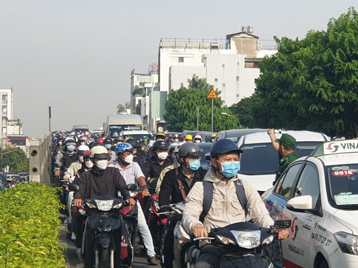 Cô gái đi xe máy va chạm với ô tô BMW, cửa ngõ Tân Sơn Nhất ùn ứ kéo dài 3