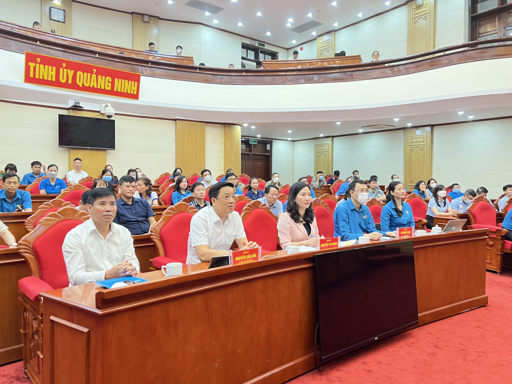 Các đại biểu tham dự chương trình tại điểm cầu Quảng Ninh.