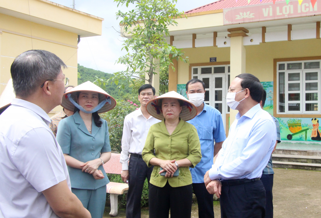 Đồng  chí Bí thư Tỉnh ủy kiểm tra điểm trường Nà Cáng của Trường Tiểu học Quảng An, xã Quảng An, huyện Đầm Hà.